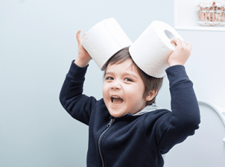 Enfant aux toilettes